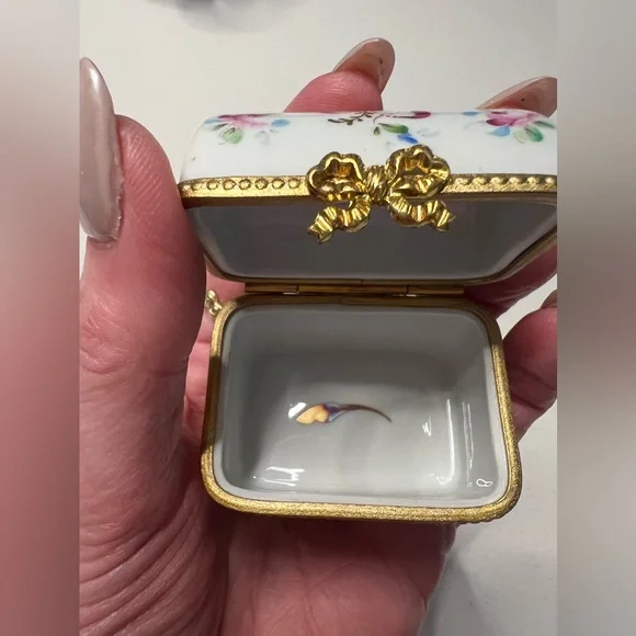 Antique Limoges France Hand Painted Flower Motif Porcelain Pill Trinket Box - Picture 7 of 7